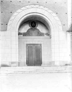 Exterieur van de kloosterkerk toegangsdeuren met beeltenis van Jezus Christus, Bestanddeelnr 252-0800