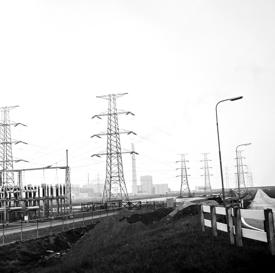 Exterieur van de centrale met hoogspanningsmasten, Bestanddeelnr 926-8178