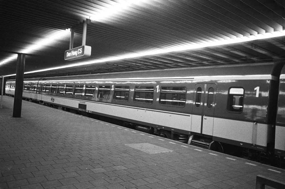 Exterieur van het rijtuig op Centraal Station Den Haag, Bestanddeelnr 931-0530