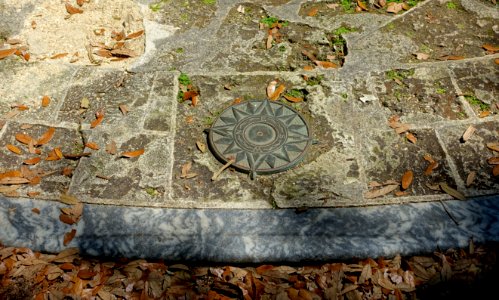 Exedra compass points - Bok Tower Gardens - DSC02234