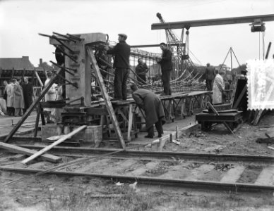 Excursie van 250 ingenieurs bij nieuwe Amstelbrug. Ingenieurs bezichtigen de bru, Bestanddeelnr 905-7883