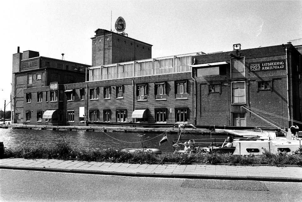 Exterieur van diervoederfabriek Sluis in Driemond ivm sluiting, Bestanddeelnr 930-9387