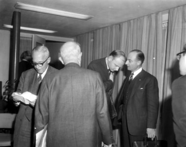 Ex-formateur drs. W.K.N. (Norbert) Schmelzer praat na afloop van een persconfer…, Bestanddeelnr 919-7521