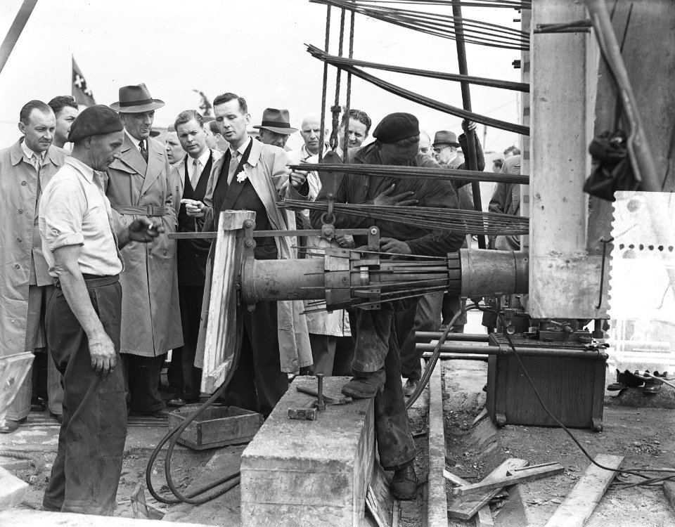 Excursie van 250 ingenieurs bij nieuwe Amstelbrug. Ingenieurs bezichtigen de bru, Bestanddeelnr 905-7879