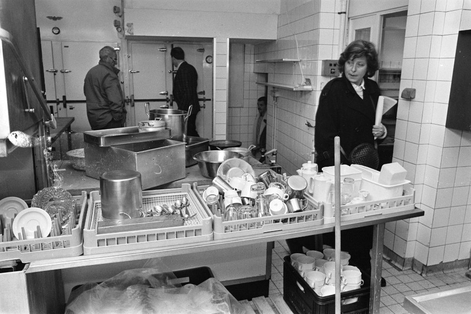 Executieverkoop inventaris Hotel Restaurant Bouwes in Zandvoort kijk in keuken , Bestanddeelnr 933-8429