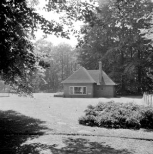 Exterieur van de bungalow in de tuin van het paleis, Bestanddeelnr 255-7805