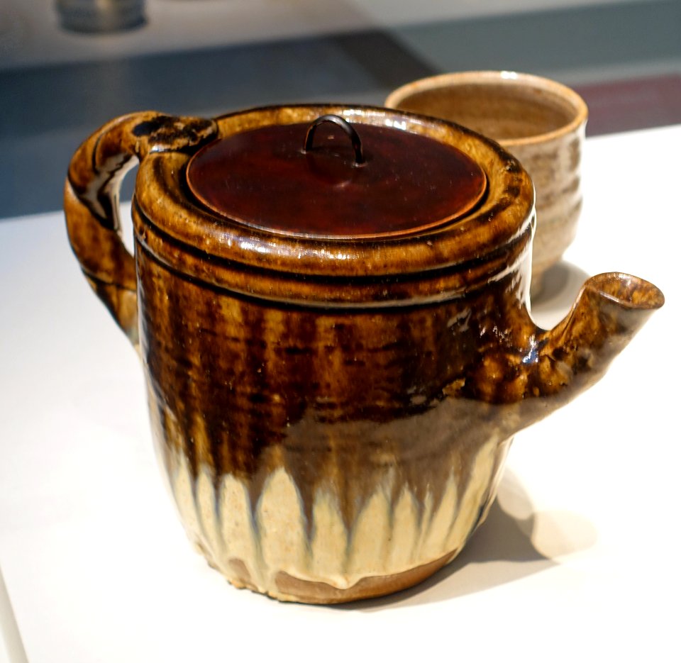 Ewer, also used as water jar, Japan, Karatsu kilns, Momoyama period, 1596-1615, stoneware, iron and rice-straw-ash glazes, lacquered wooden lid - Freer Gallery of Art - DSC04772