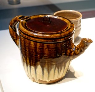 Ewer, also used as water jar, Japan, Karatsu kilns, Momoyama period, 1596-1615, stoneware, iron and rice-straw-ash glazes, lacquered wooden lid - Freer Gallery of Art - DSC04772