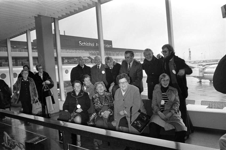 Ex-gijzelaars uit Beilen op vakantie naar Spanje, vanaf Schiphol de groep voor , Bestanddeelnr 928-3756
