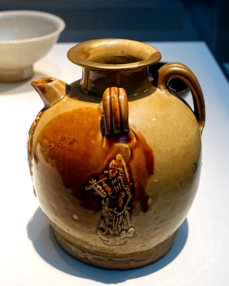 Ewer, China, Changsha kilns, Tang dynasty, 800s AD, stoneware, white slip and iron pigment under yellow glaze, gold lacquer repairs - Freer Gallery of Art - DSC04914