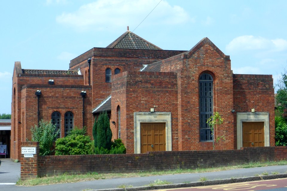 Ewell United Reformed Church, London Road, Ewell (July 2013) (2)