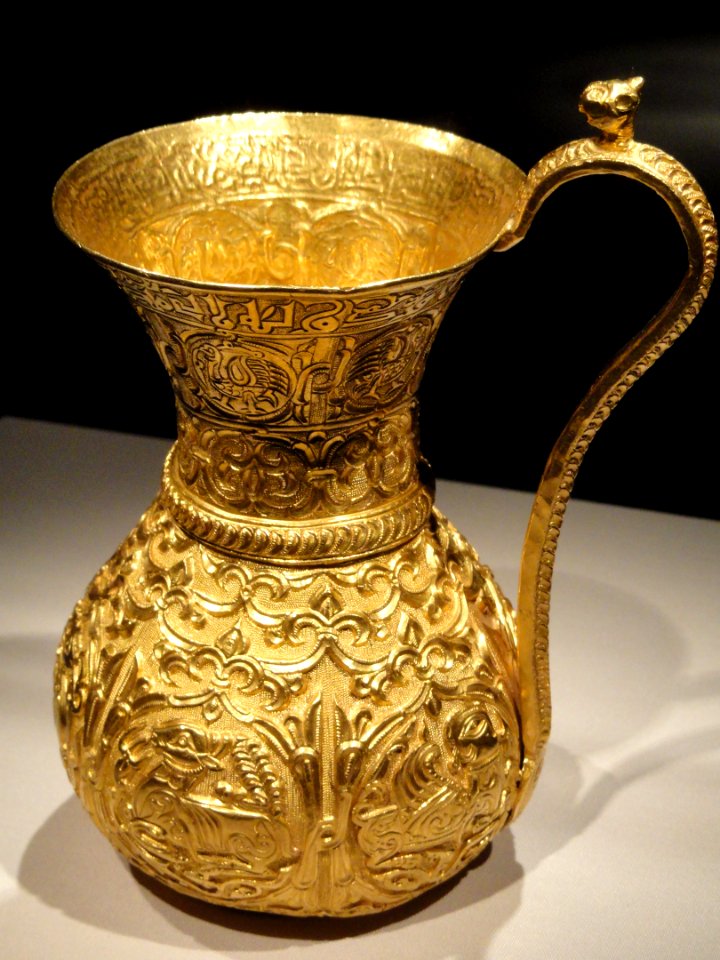 Ewer inscribed with name and titles of Abu Mansur Izz al-Amir al-Bakhtiyar ibn Muizz al-Dawla, view 2, Buyid period, Iran, 3rd quarter of 10th century AD, gold - Arthur M. Sackler Gallery - DSC05798