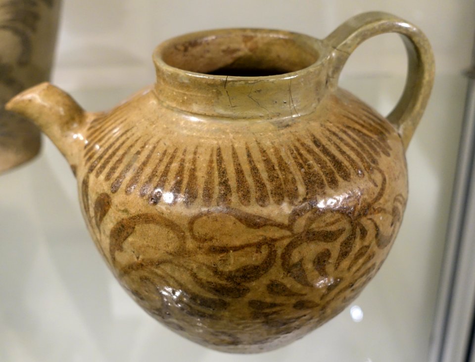 Ewer, Korea, Goryeo, late 11th to 12th century AD, stoneware with painted decoration of chrysanthemums in iron-oxide under celadon glaze - Östasiatiska museet, Stockholm - DSC09420