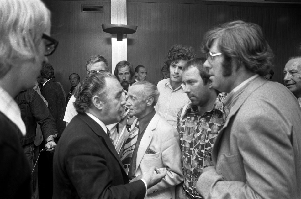 Evert Grifhorst (l) KNVB-persvoorlichter, rechts sportjournalist Joop Niezen, Bestanddeelnr 927-4181