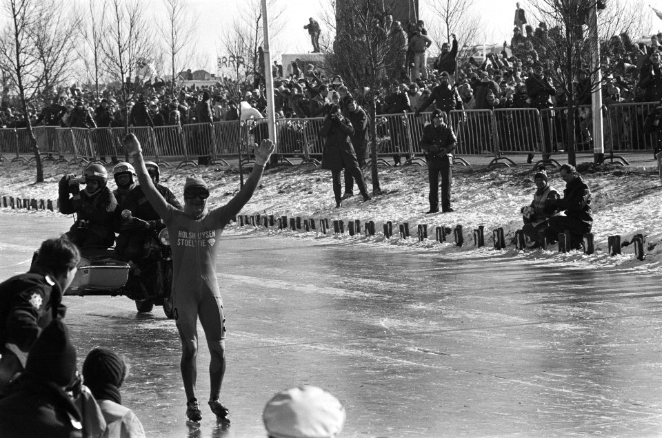 Evert van Benthem gaat juichend over de finish, Bestanddeelnr 933-5798