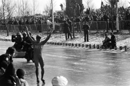 Evert van Benthem gaat juichend over de finish, Bestanddeelnr 933-5798
