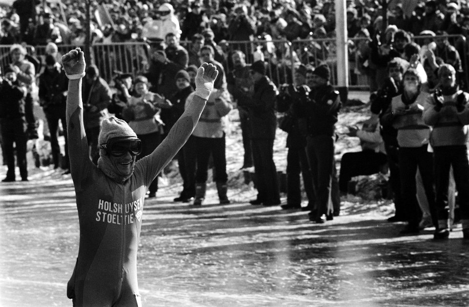 Evert van Benthem gaat juichend over de finish, Bestanddeelnr 933-5797
