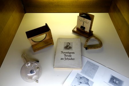 Exhibit case - Röntgen-Gedächtnisstätte Würzburg - Würzburg, Germany - DSC04321