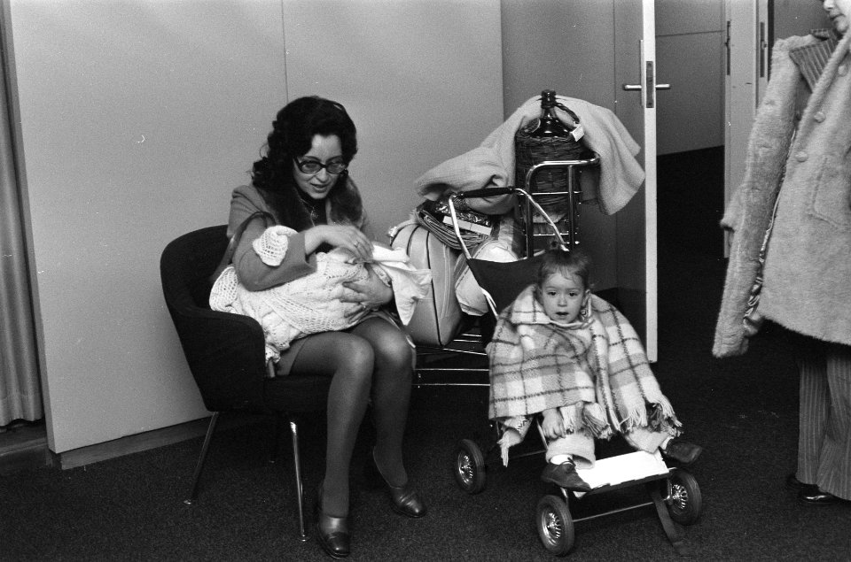 Ex-pater Joep Wagener verwelkomt zijn vrouw en kinderen, Bestanddeelnr 926-8057