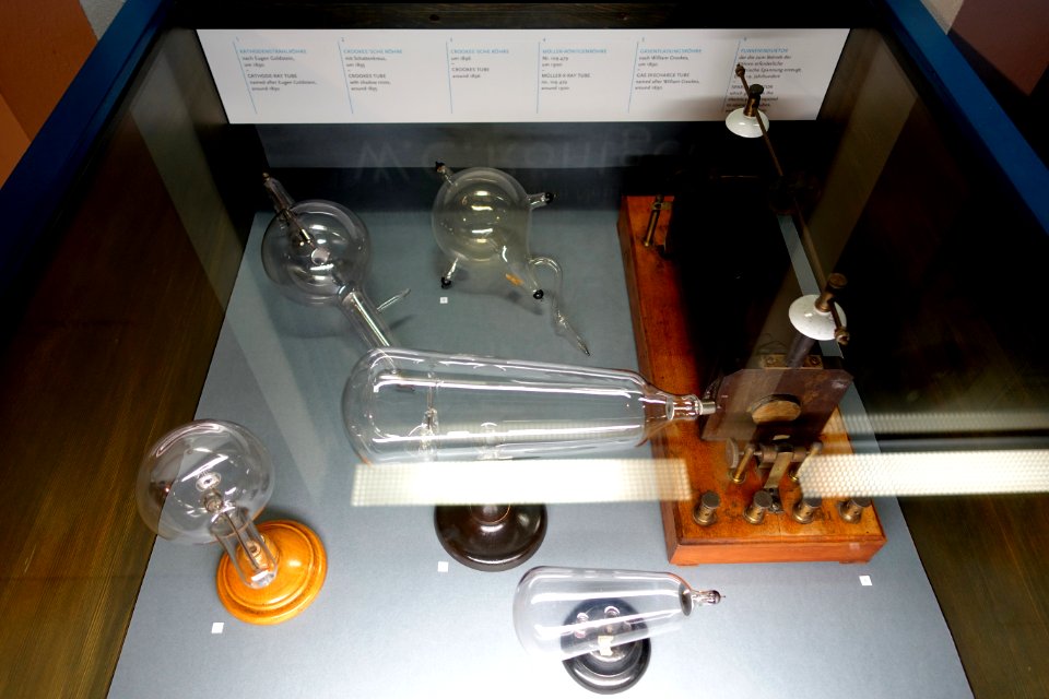 Exhibit case - Röntgen-Gedächtnisstätte Würzburg - Würzburg, Germany - DSC04256