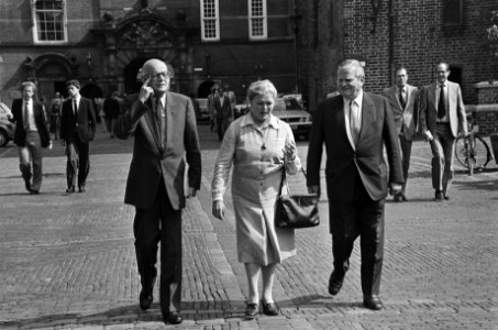 Ex-informateur De Gaay (Gaius) Fortman (CDA) met echtgenote lopend op het Binnen, Bestanddeelnr 931-6563