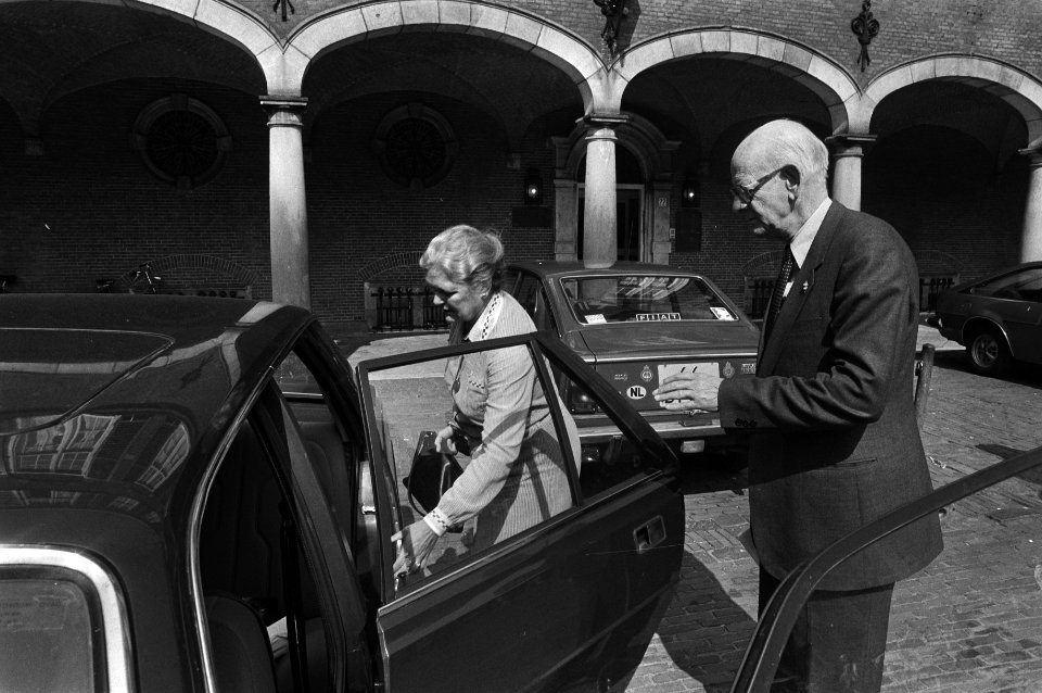 Ex-informateur De Gaay (Gaius) Fortman (CDA) helpt zijn vrouw in de auto te sta…, Bestanddeelnr 931-6564