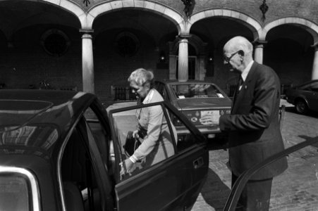 Ex-informateur De Gaay (Gaius) Fortman (CDA) helpt zijn vrouw in de auto te sta…, Bestanddeelnr 931-6564