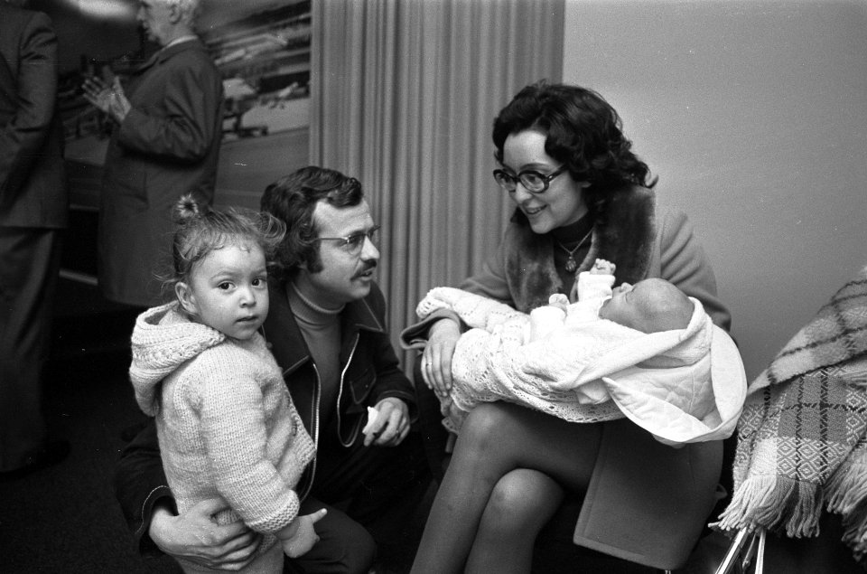 Ex-pater Joep Wagener verwelkomt zijn vrouw en kinderen, Bestanddeelnr 926-8056