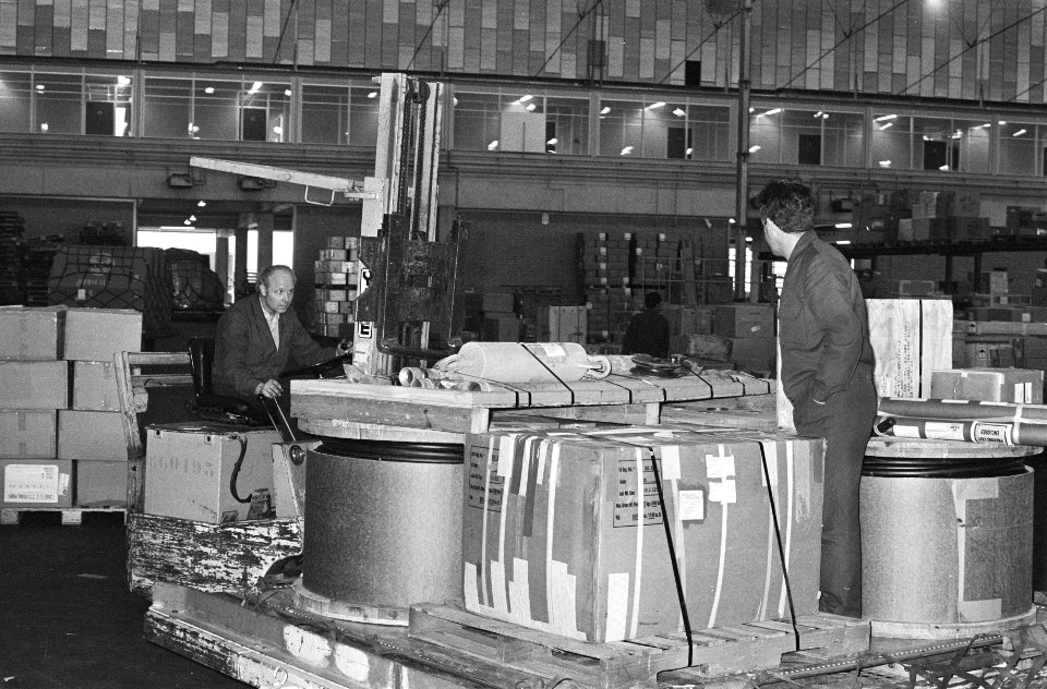 Expediteurs in vrachtgebouw Schiphol aan het werk, opdracht Luchtvrachtmail, Bestanddeelnr 926-0743