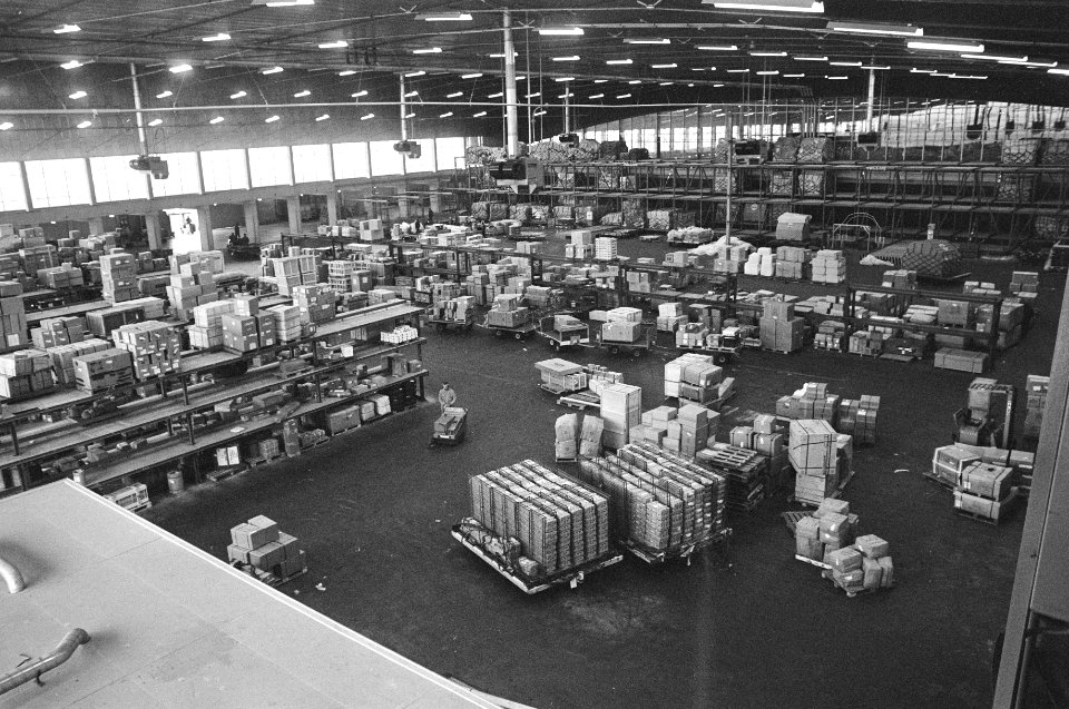 Expediteurs in vrachtgebouw Schiphol aan het werk, opdracht Luchtvrachtmail, Bestanddeelnr 926-0742