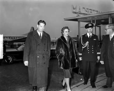 Ex-koning Michael en echtgenote vertrekken naar Zurich, Bestanddeelnr 910-8568