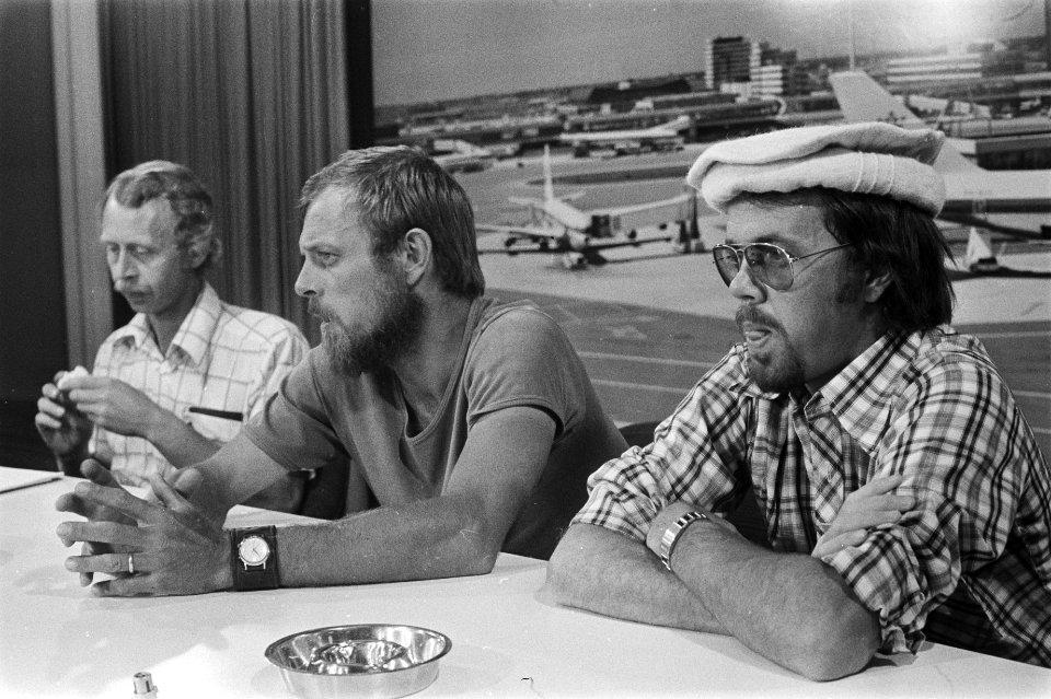 Expeditie terug uit Himalaya, vlnr op Schiphol Mannes Mesken , Jan Hendrik, Bestanddeelnr 928-7494