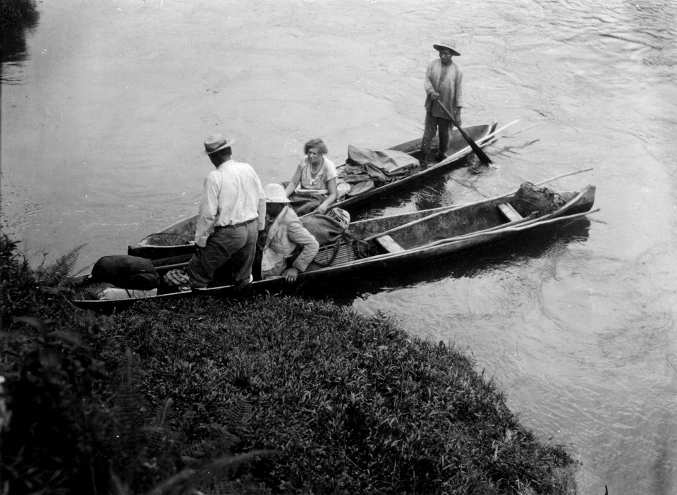 Expeditionen Erl. Nordenskiöld i här använda kanottyper, som äro olika de i Chocó använda - SMVK - 004226
