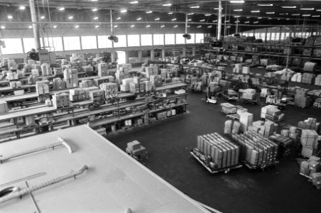 Expediteurs in vrachtgebouw Schiphol aan het werk, opdracht Luchtvrachtmail, Bestanddeelnr 926-0747