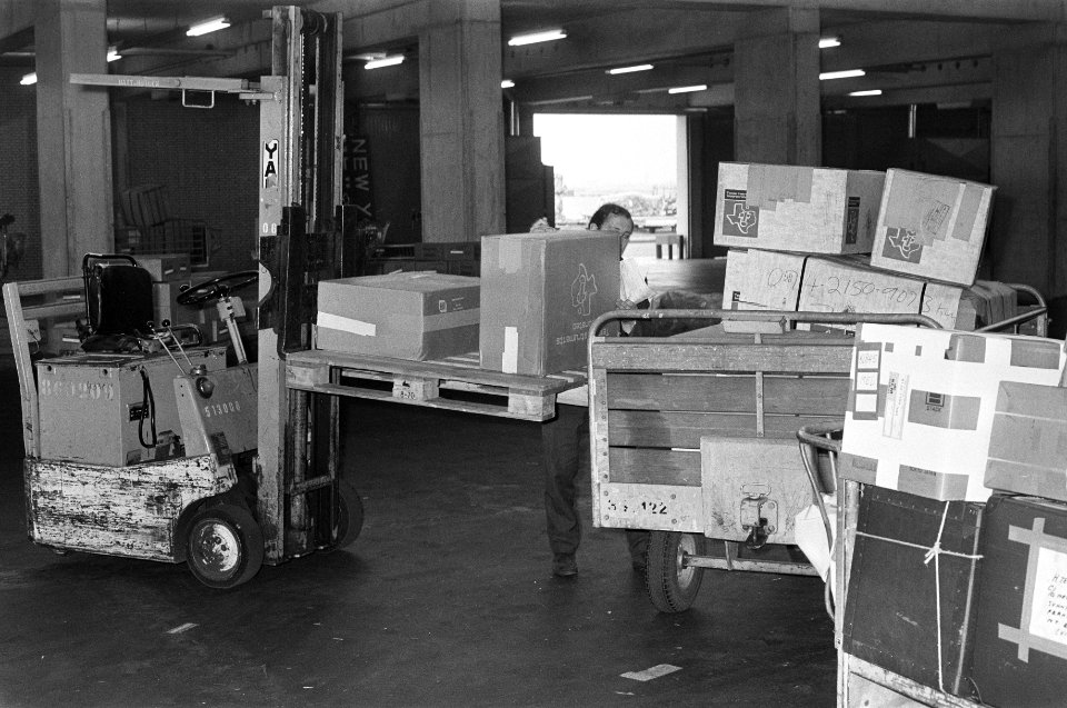 Expediteurs in vrachtgebouw Schiphol aan het werk, opdracht Luchtvrachtmail, Bestanddeelnr 926-0746