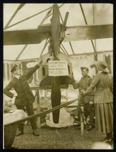 Exhibition of the relics of the Zeppelin brought down in Essex at the H.A.C. Hea, Bestanddeelnr 158-1377