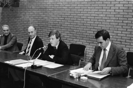 FBO vergadert over shirtreclame vlnr Van Knuysveldt Van Zandvliet en Vilé (, Bestanddeelnr 930-0257