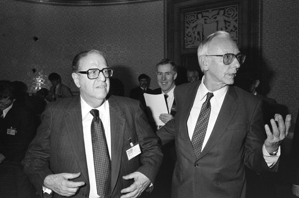 Ex-minister Abba Eban van Israël en Max van der Stoel (lid Raad van State), Bestanddeelnr 934-3976