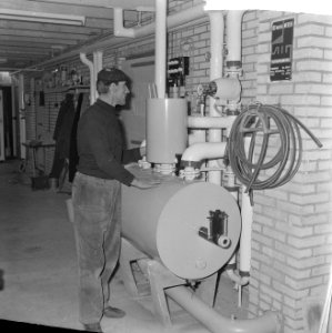 Ex-oesterkwekers in Yerseke halen de eerste champignons binnen, de verwarmingsap, Bestanddeelnr 916-0726