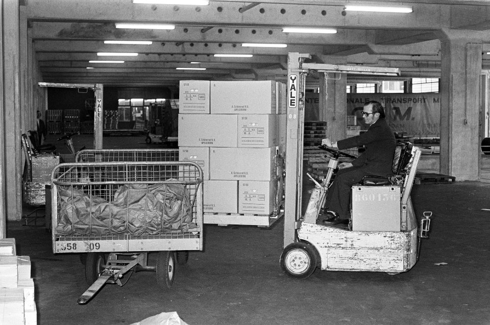 Expediteurs in vrachtgebouw Schiphol aan het werk, opdracht Luchtvrachtmail, Bestanddeelnr 926-0748
