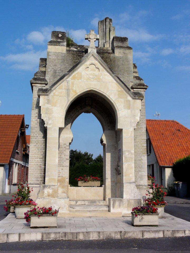 Fayet (Aisne) mémorial 14-18 portail chapelle St.Clément