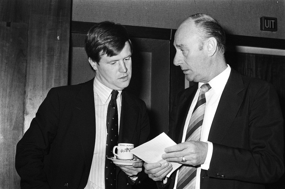 FBO vergadert over shirtreclame Eric Vilé (l) in gesprek met Van Zandvliet (FBO, Bestanddeelnr 930-0258