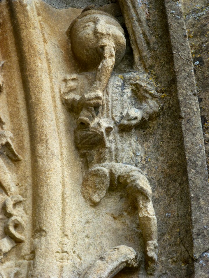 Faux (Ardennes) Église, portail sculpté, détail 04