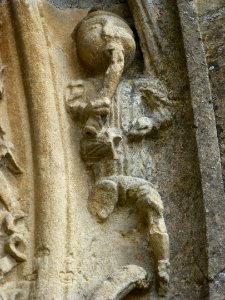 Faux (Ardennes) Église, portail sculpté, détail 04