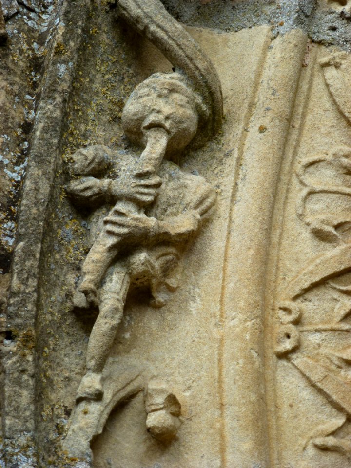 Faux (Ardennes) Église, portail sculpté, détail 01