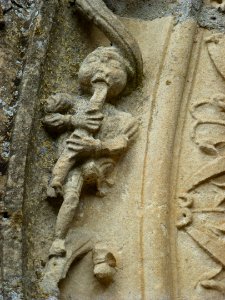 Faux (Ardennes) Église, portail sculpté, détail 01