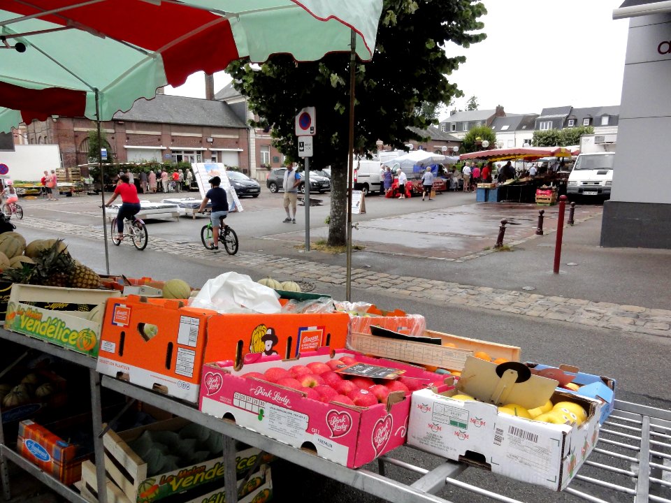 Fauville-en-Caux (Seine-Mar.) place Gaston Sanson, marché du mercredi (01)