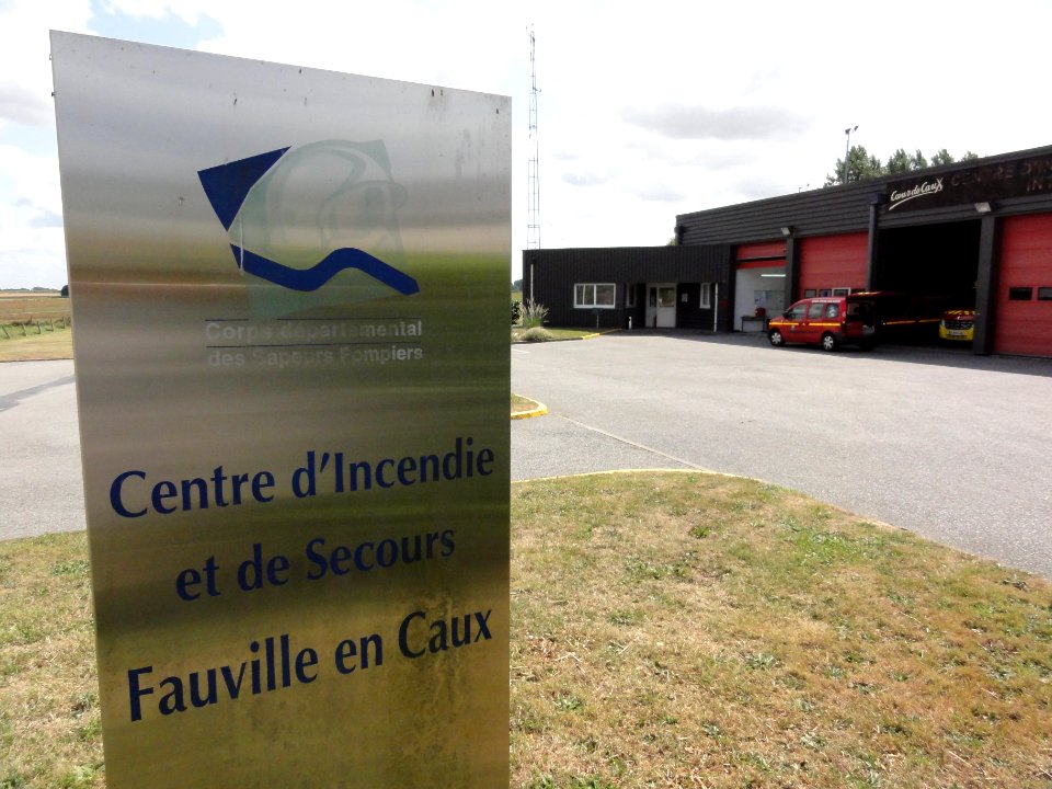 Fauville-en-Caux (Seine-Mar.) bâtiment sapeurs-pompiers (02)