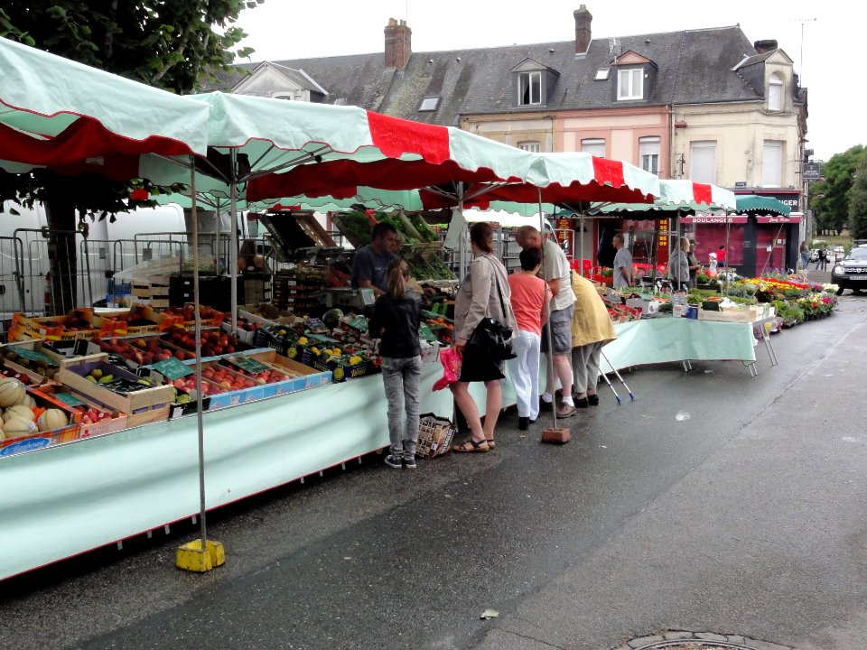Fauville-en-Caux (Seine-Mar.) place Gaston Sanson, marché du mercredi (02)