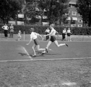 Fanny Blankers-Koen geeft over aan Nel Büch tijdens 4x100 meter estafette, Bestanddeelnr 904-0006